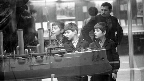 Школьники у макета крейсера Аврора