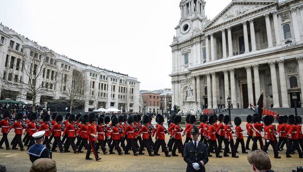 Королевские гвардейцы строем проходят по площади у собора Святого Павла в Лондоне