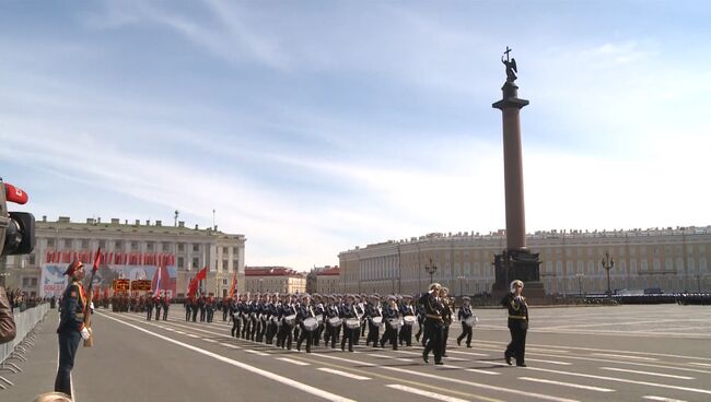 Подготовка к Дню Победы: авиация в Москве, бронетехника в Петербурге и Донецке