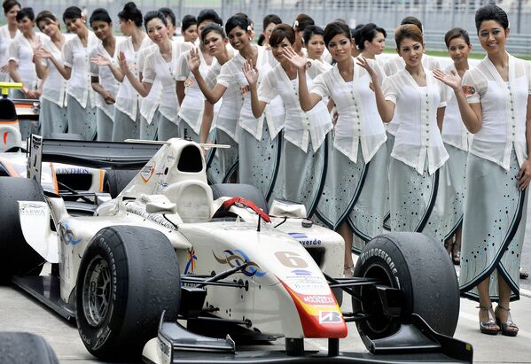 Девушки перед Гран-при Формулы-1 в Малайзии. 2008 год
