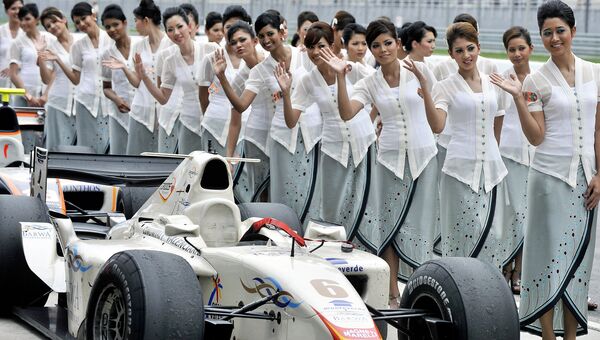 Девушки перед Гран-при Формулы-1 в Малайзии. 2008 год. Архив