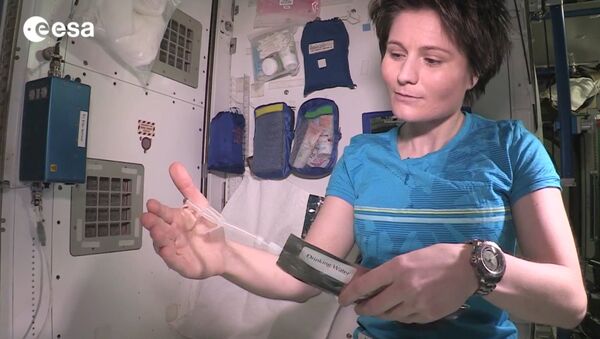 Астронавт на МКС показала, как принимать душ и мыть голову в космосе