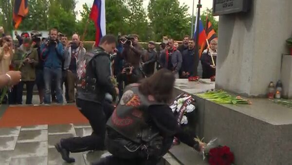 Ночные волки почтили память советских солдат возложением цветов в Праге