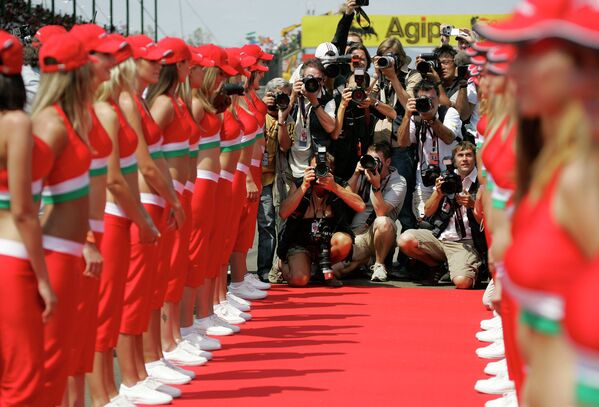 Девушки перед парадом водителей в рамках Гран-при Формулы-1 в Венгрии. 2007 год
