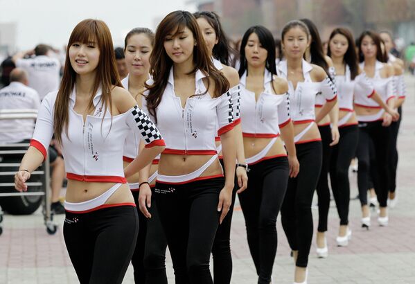 Девушки во время Гран-при Формулы-1 в Южной Корее. 2010 год