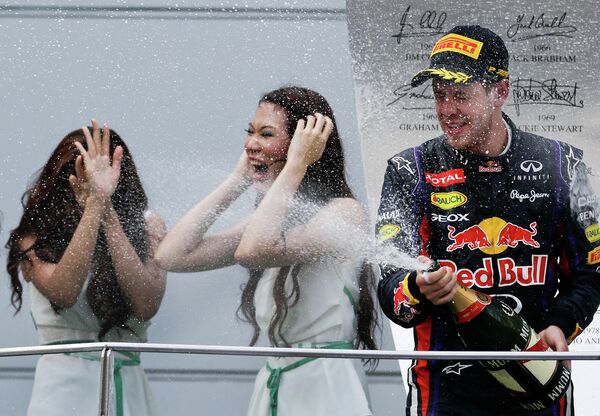 Немецкий автогонщик Себастьян Феттель во время церемонии награждения Гран-при Формулы-1 в Малайзии. 2013 год