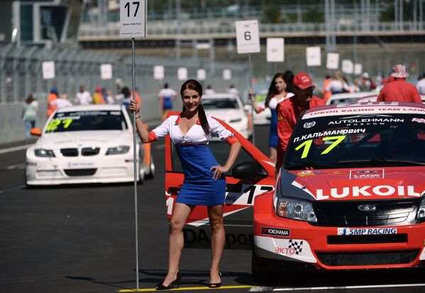 Девушка во время седьмого этапа российской серии кольцевых гонок на трассе Формулы-1 в Сочи