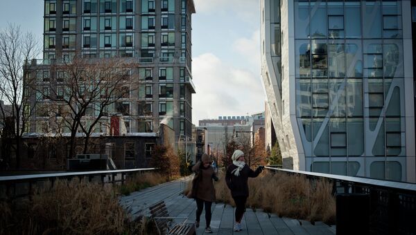 Жительницы города на утренней пробежке в Хайлайн-парке, Нью-Йорк