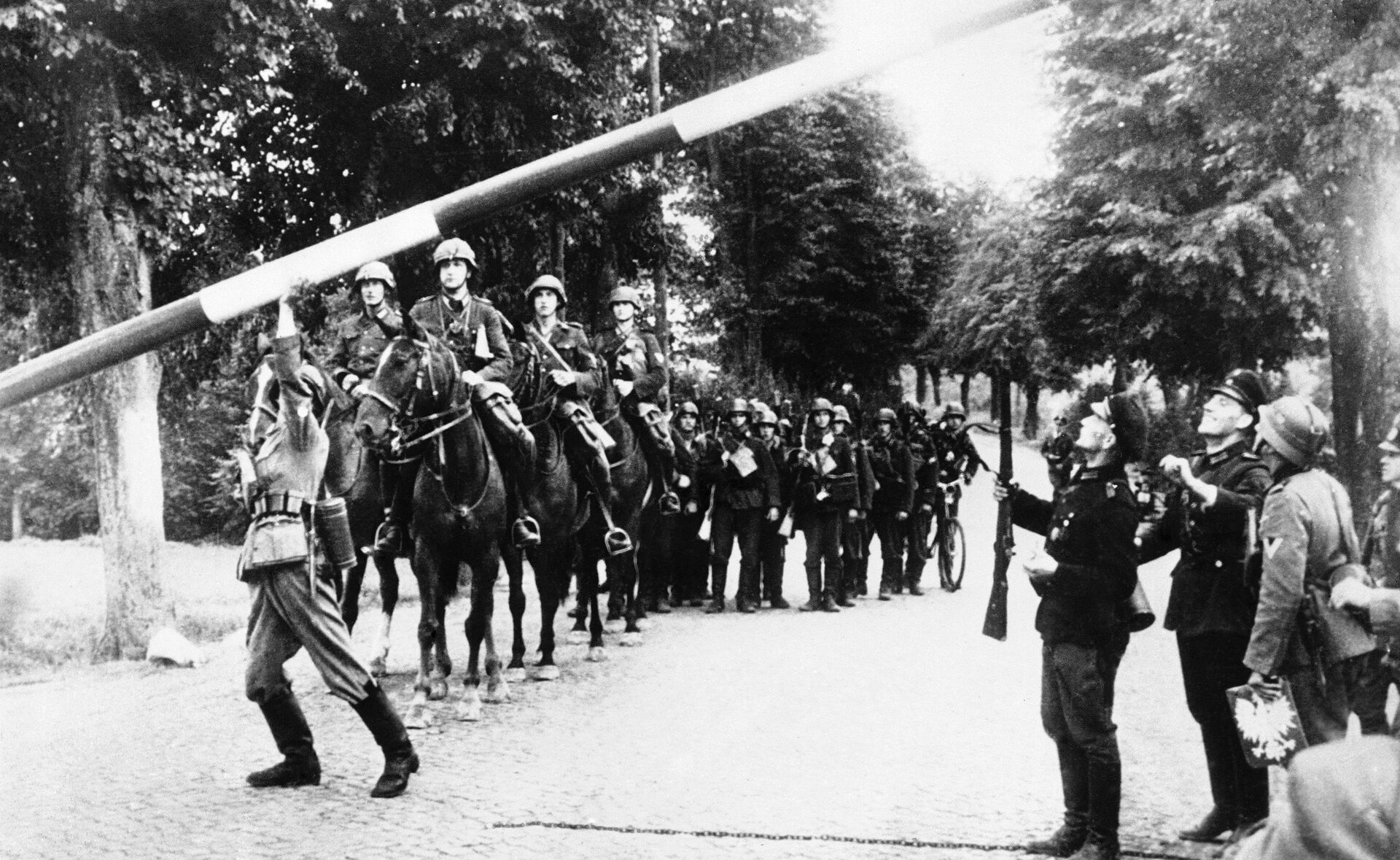 Немецкие солдаты проходят пограничный пост у Данцига (Гданьск) - РИА Новости, 1920, 25.01.2024