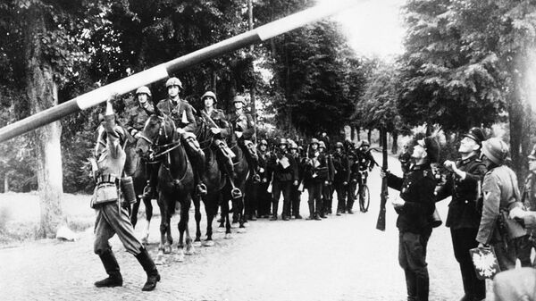 Немецкие солдаты проходят пограничный пост у Данцига (Гданьск) 16 сентября 1939 года