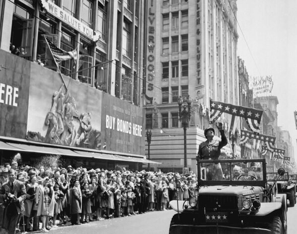 Генерал армии США Джордж Паттон во время празднования победы в Лос-Анджелесе