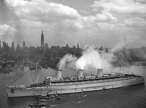 Британский лайнер Queen Mary с американскимим военными в гавани Нью-Йорка
