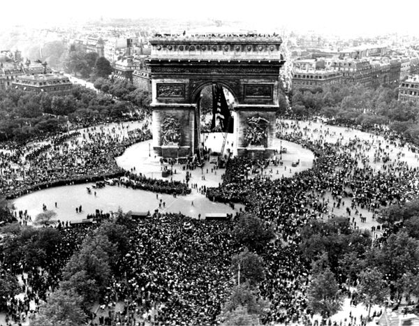 Вид на Триумфальную арку в Париже во время празднования капитуляции Германии