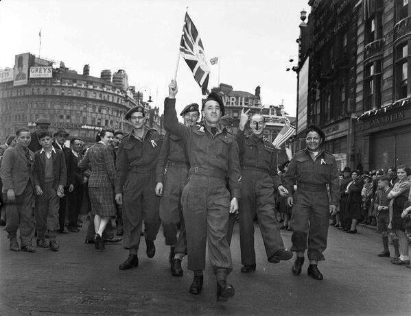 Канадские солдаты празднуют капитуляцию Германии в Лондоне
