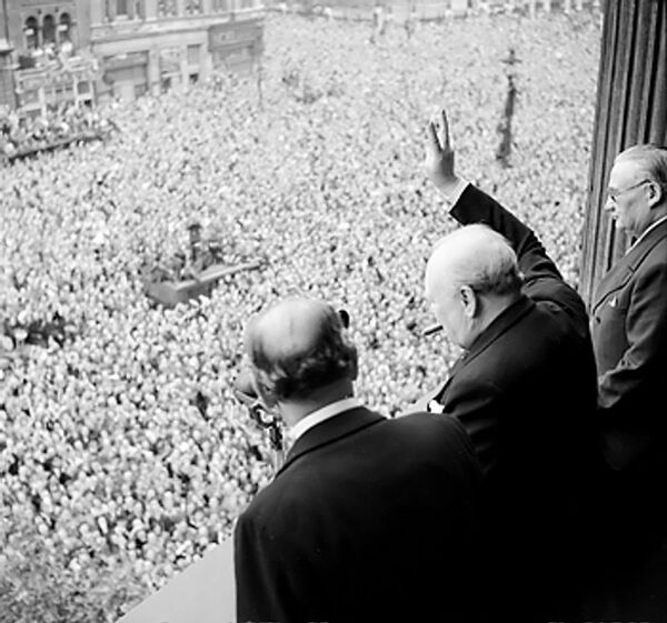 Уинстон Черчилль во время празднования капитуляции Германии