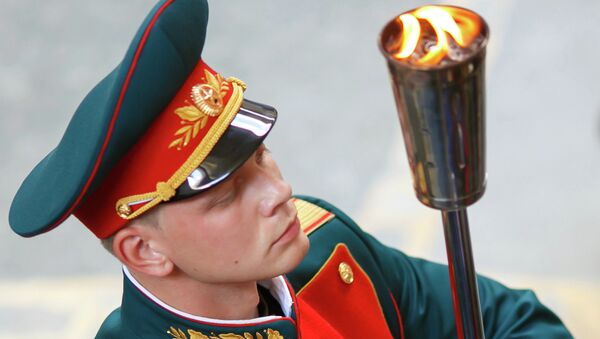 Почетный караульный во время торжественной церемонии зажжения Вечного огня. Архивное фото