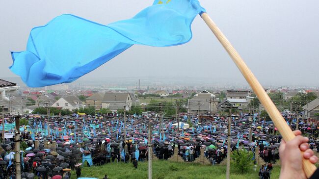 Крымские татары на митинге в микрорайоне Ак-Мечеть Симферополя. Архивное фото