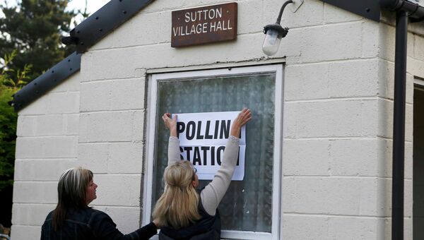 Подготовка избирательного участка во время парламентских выборов в Великобритании