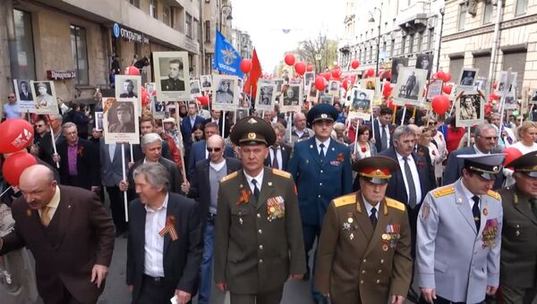 Петербуржцы пронесли портреты родных-ветеранов на марше Бессмертный полк