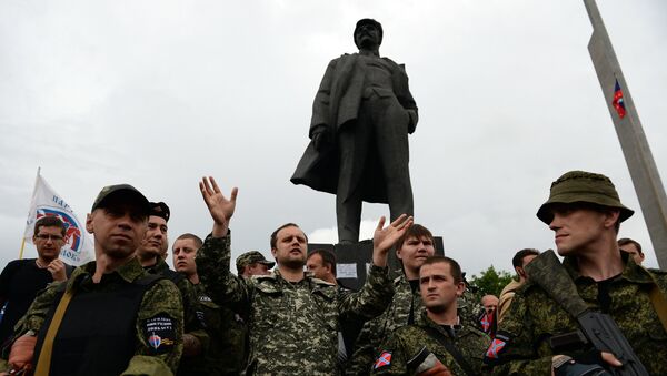 Бойцы народного ополчения Донбасса возле памятника Ленину в Донецке