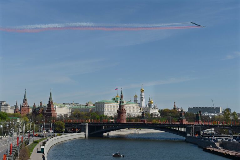 Штурмовики Су-25 во время генеральной репетиции военного парада