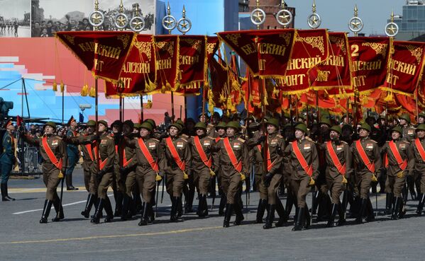 Военнослужащие знаменной группы во время генеральной репетиции военного парада