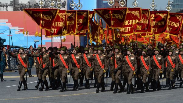 Военнослужащие знаменной группы во время генеральной репетиции военного парада. Архивное фото