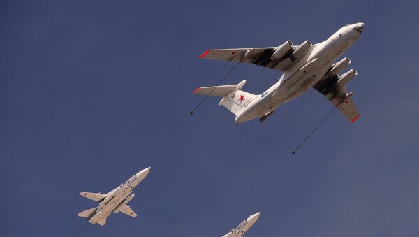 Самолёт-заправщик Ил-78 и фронтовые бомбардировщики Су-24. Архивное фото