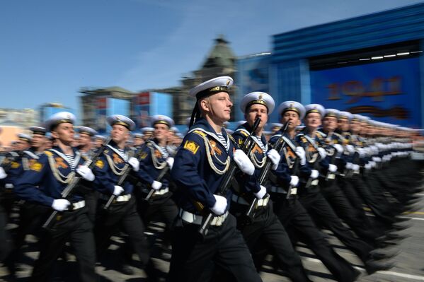 Военнослужащие время генеральной репетиции военного парада