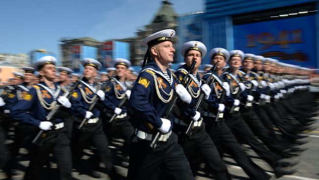 Военнослужащие время генеральной репетиции военного парада