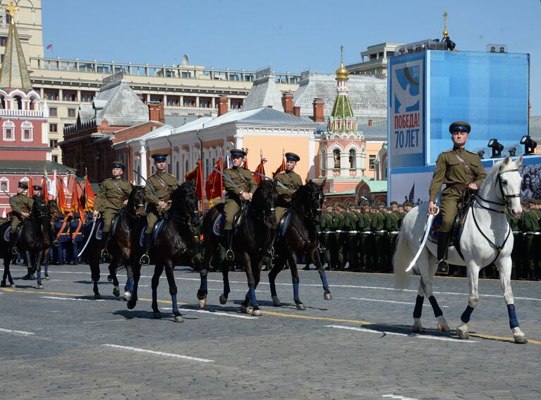 Военнослужащие, одетые форму времен Великой Отечественной войны