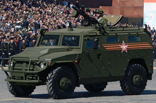 Бронеавтомобиль Тигр во время генеральной репетиции военного парада