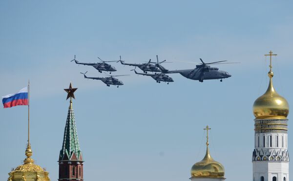Тяжелый транспортный вертолёт Ми-26, многоцелевые вертолёты Ми-8 во время генеральной репетиции военного парада
