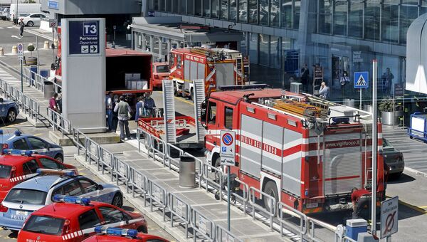 Пожарные машины возле терминала международного аэропорта имени Леонардо да Винчи