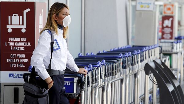 Работница международного аэропорта имени Леонардо да Винчи во время пожара в одном из терминалов