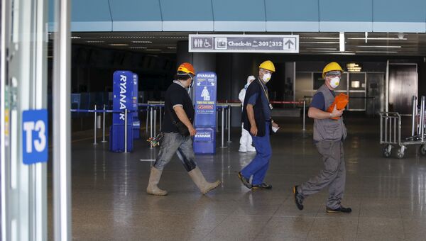Работники международного аэропорта имени Леонардо да Винчи во время пожара в одном из терминалов