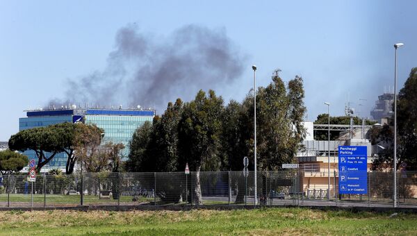 Дым виден над одним из терминалов международного аэропорта имени Леонардо да Винчи