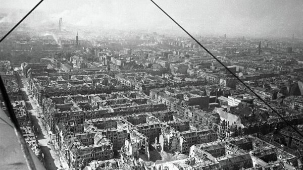 Вид разрушенного Берлина с советского самолета. Архивное фото