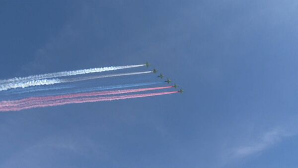 Самолеты окрасили небо в цвета триколора на репетиции парада Победы в Москве