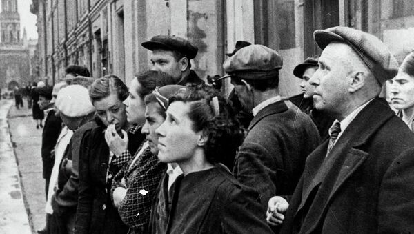 Жители столицы 22 июня 1941 года во время объявления по радио правительственного сообщения о вероломном нападении фашистской Германии. Архивное фото