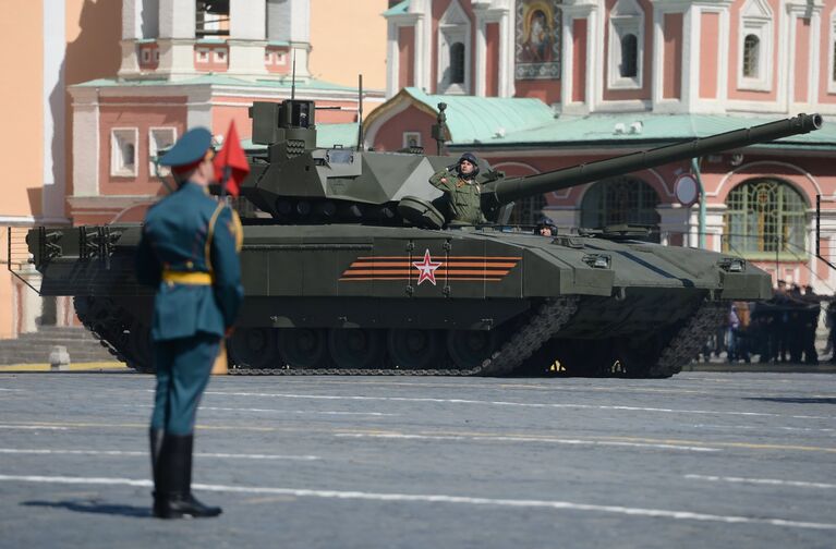 Танк Т-14 на гусеничной платформе Армата во время генеральной репетиции военного парада