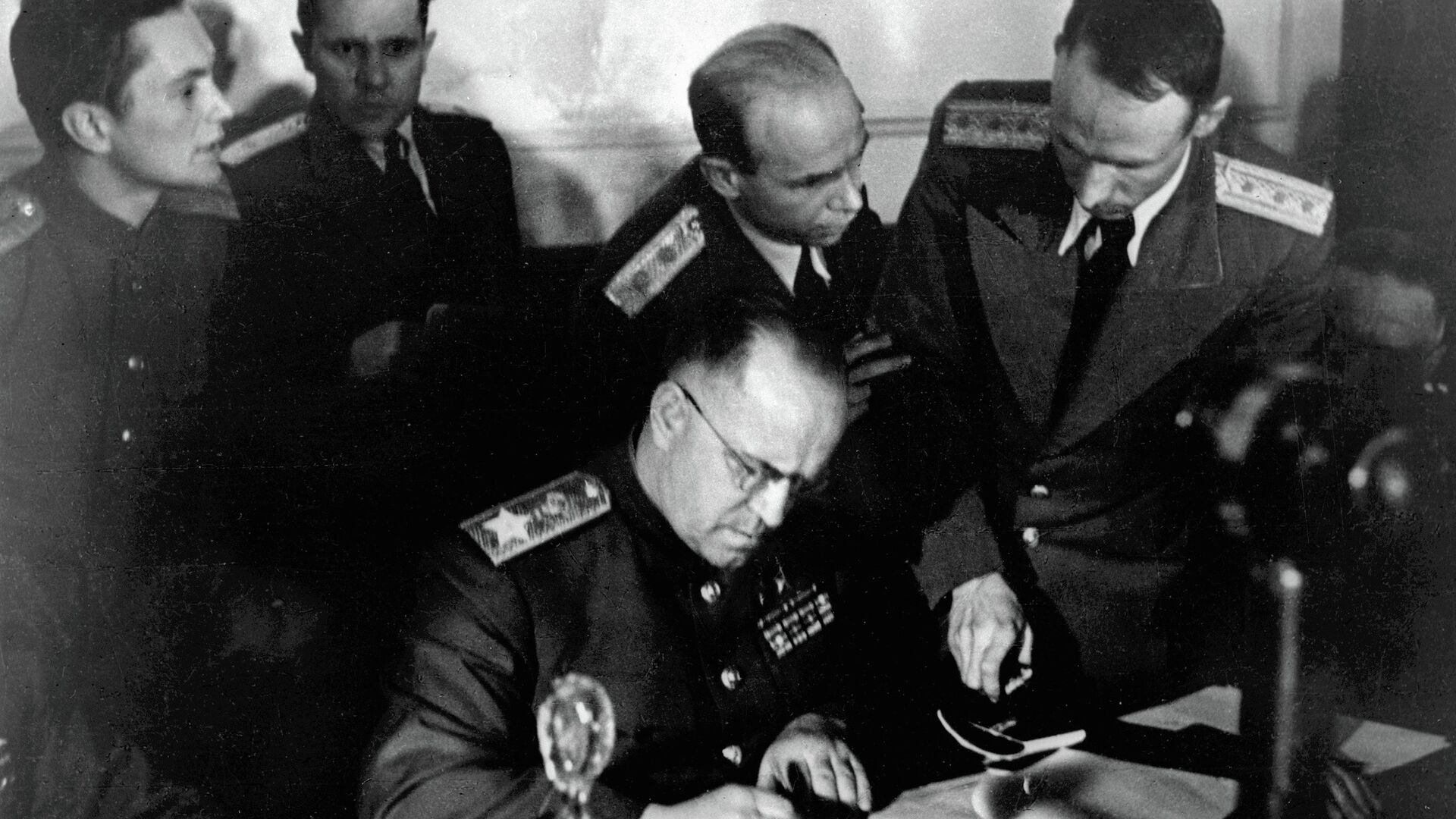 Маршал Жуков подписывает Акт о безоговорочной капитуляции фашистской Германии в Карлсхорсте в Берлине - РИА Новости, 1920, 12.12.2022