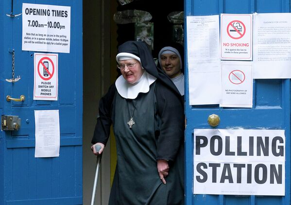 Жители на избирательном участке в Лондоне
