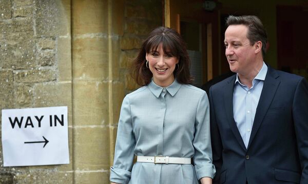 Премьер-министр Великобритании Дэвид Кэмерон и его жена Саманта на избирательном участке