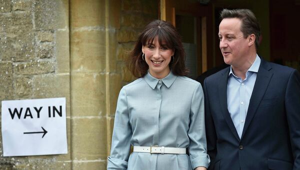 Премьер-министр Великобритании Дэвид Кэмерон и его жена Саманта на избирательном участке