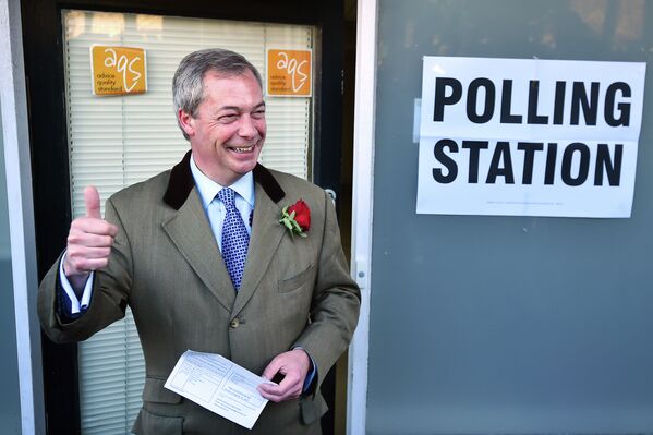 Лидер партии независимости Соединенного Королевства Найджел Фэредж возле избирательного участка
