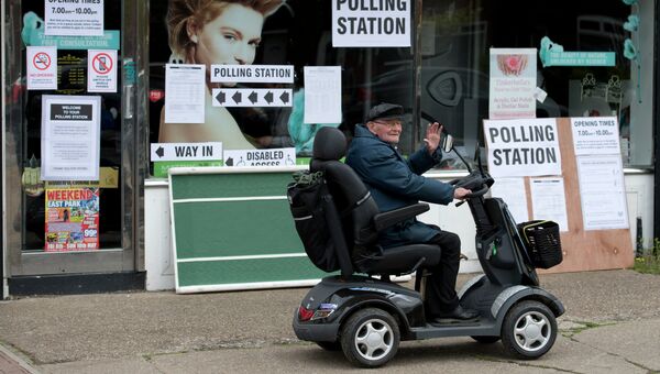 Пожилой мужчина возле избирательного участка в Халле. Архивное фото