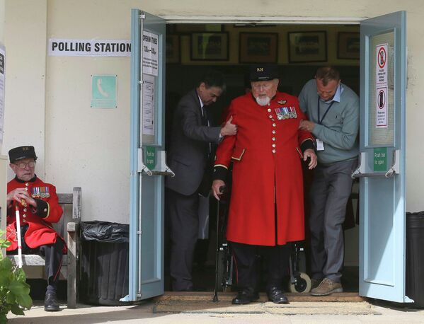 Пенсионер на избирательном участке в Лондоне