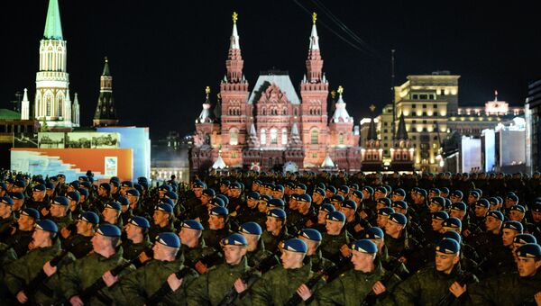 Военнослужащие проходят по Красной площади во время репетиции военного парада в Москве в ознаменование 70-летия Победы в Великой Отечественной войне. Архивное фото
