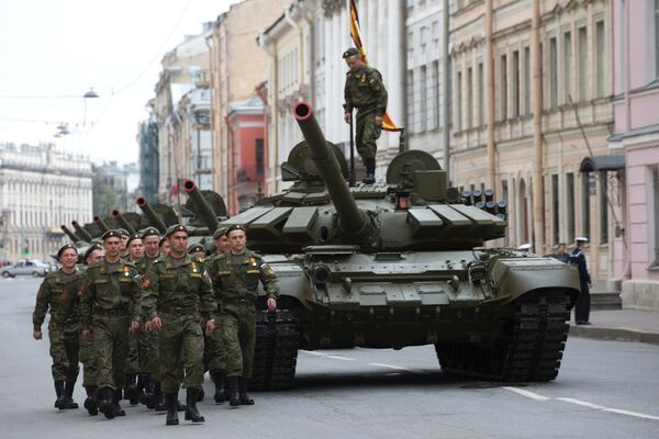 Танки Т-72Б3 во время генеральной репетиции военного парада в ознаменование 70-летия Победы в Великой Отечественной войне 1941-1945 годов в Санкт-Петербурге